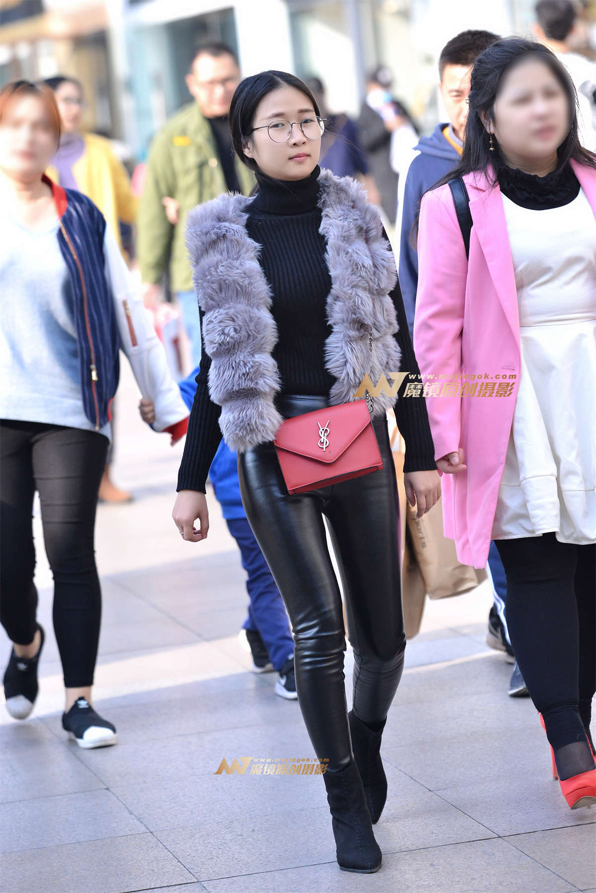 黑皮裤街拍-日更街拍