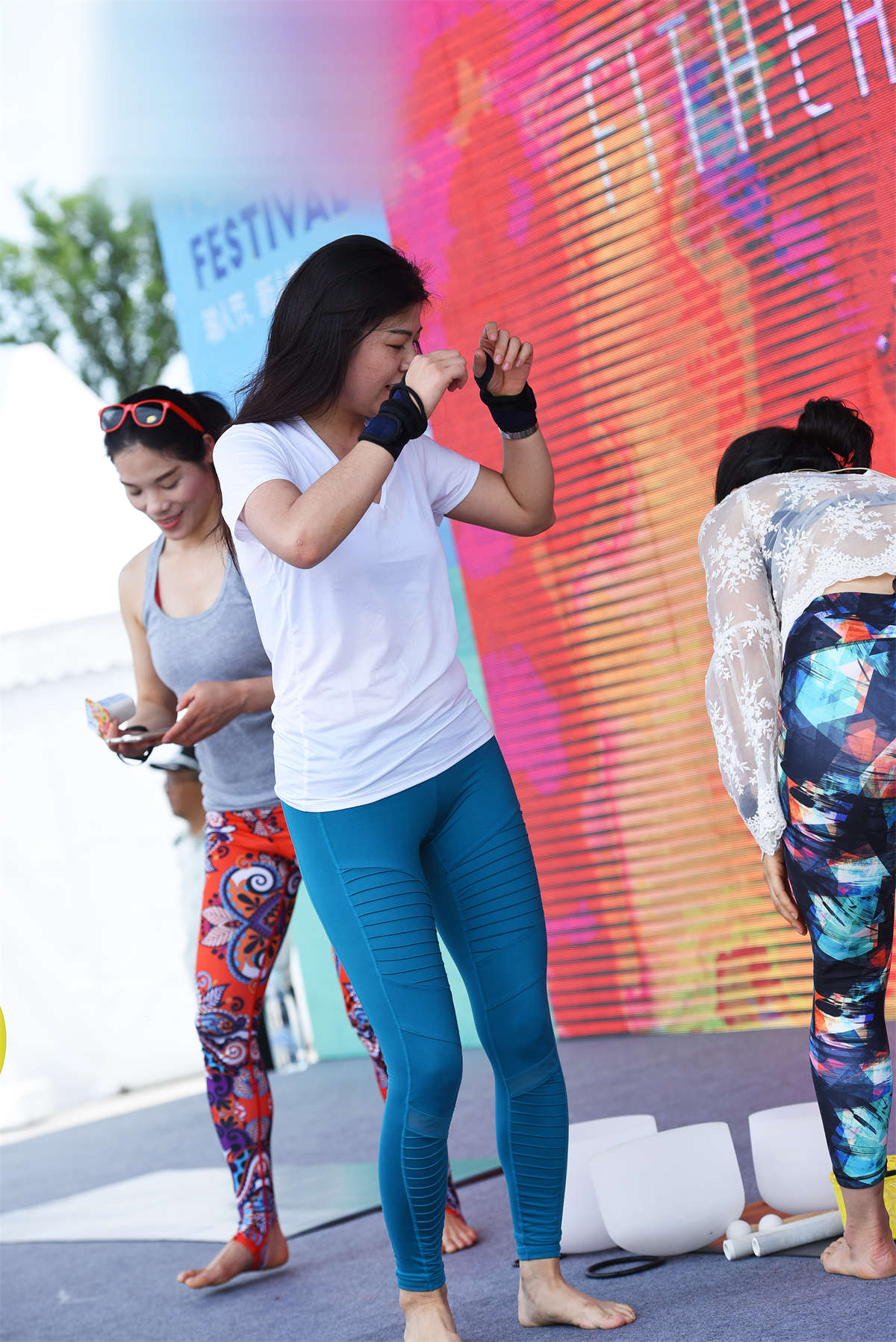 【咔喳赛贴】兰色紧身裤-日更街拍