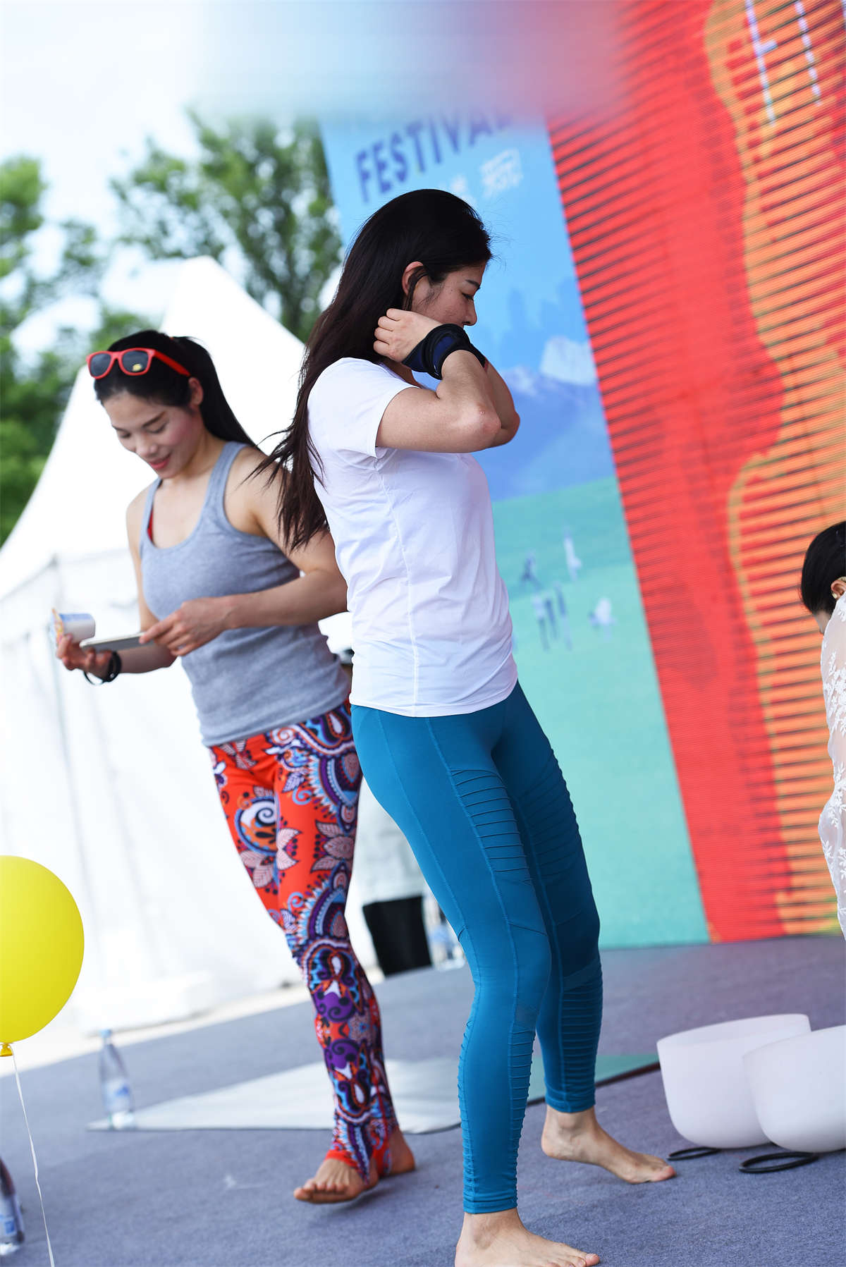 图片[2]-【咔喳赛贴】兰色紧身裤-日更街拍