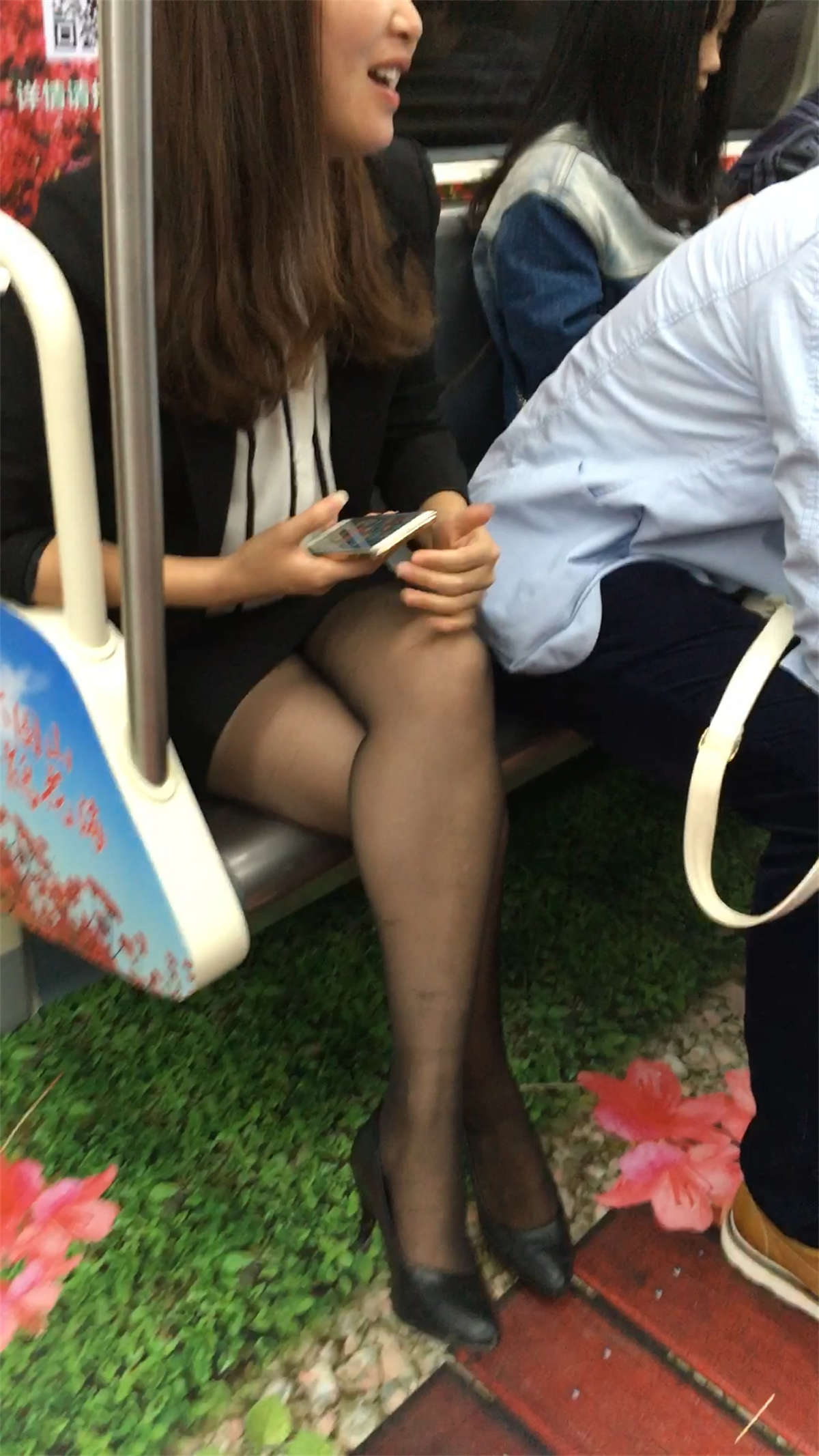 黑色包臀裙丝袜大腿超美少妇-日更街拍