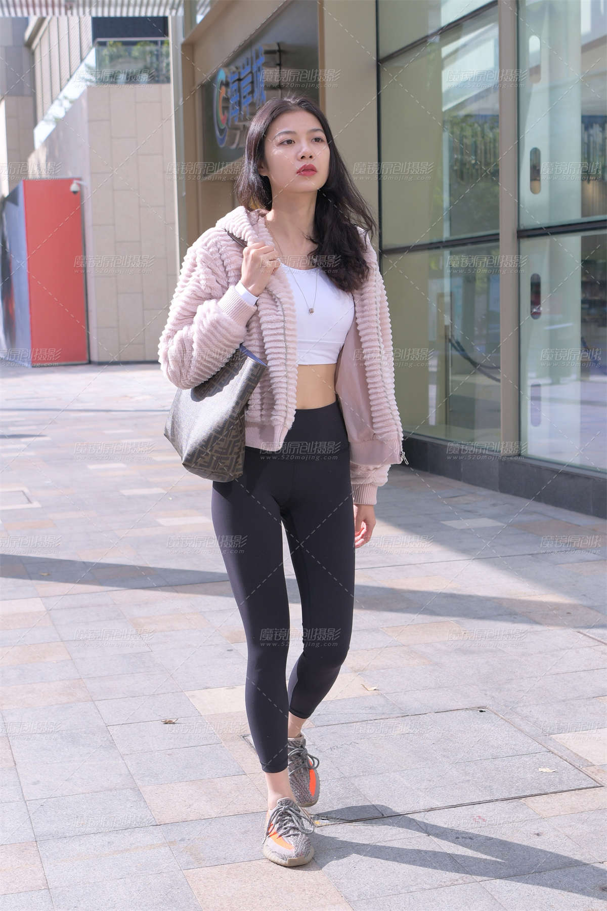 【一只麋鹿街拍作品】黑色瑜伽裤-与我无关-日更街拍