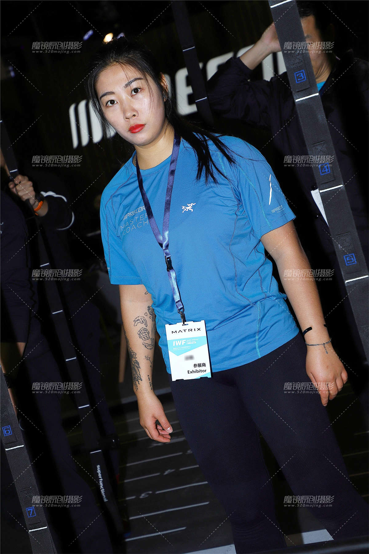 Mark赛帖】锻炼中的蓝衣黑色紧身裤美女-日更街拍