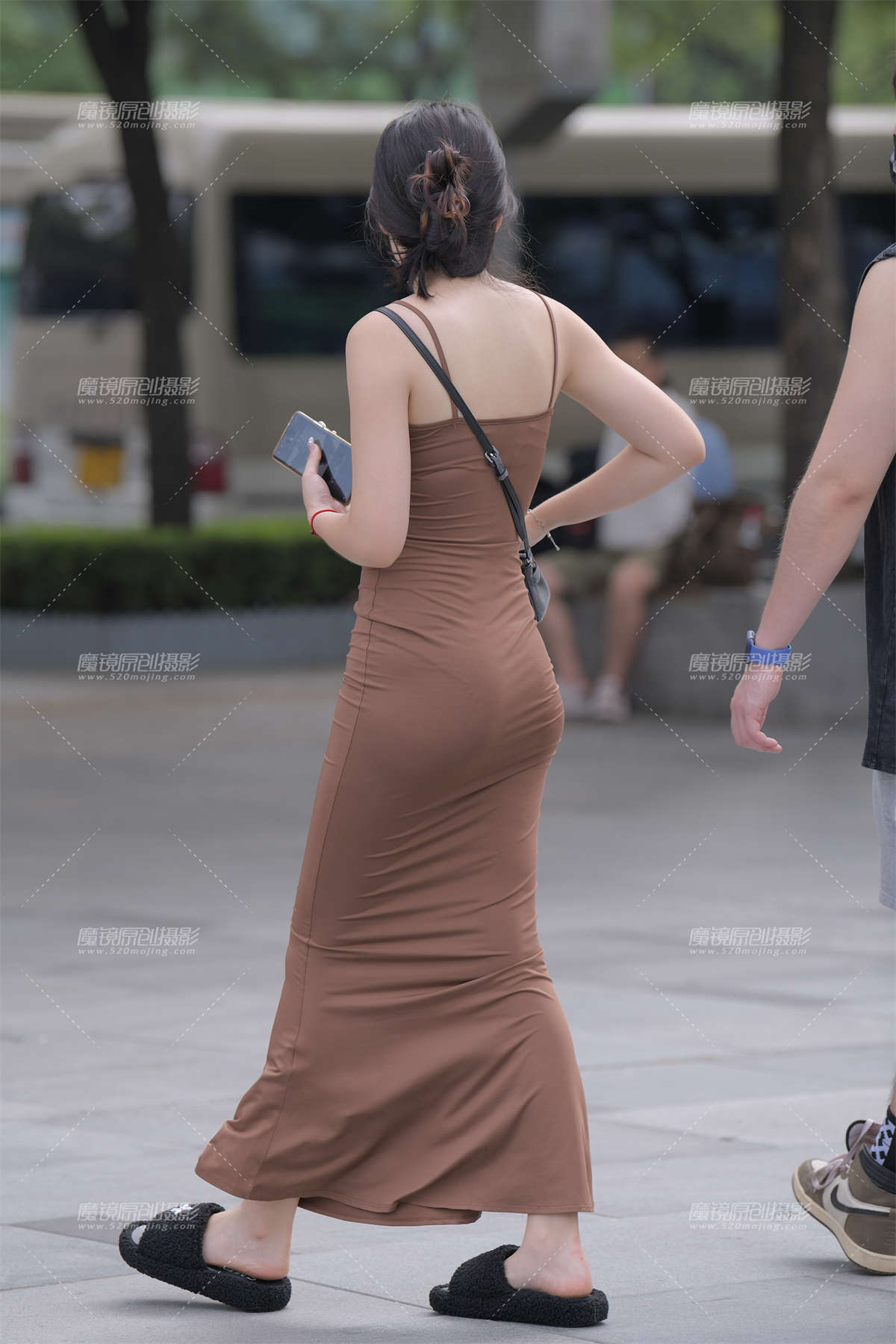 图片[2]-咖色鱼尾长裙美女-日更街拍