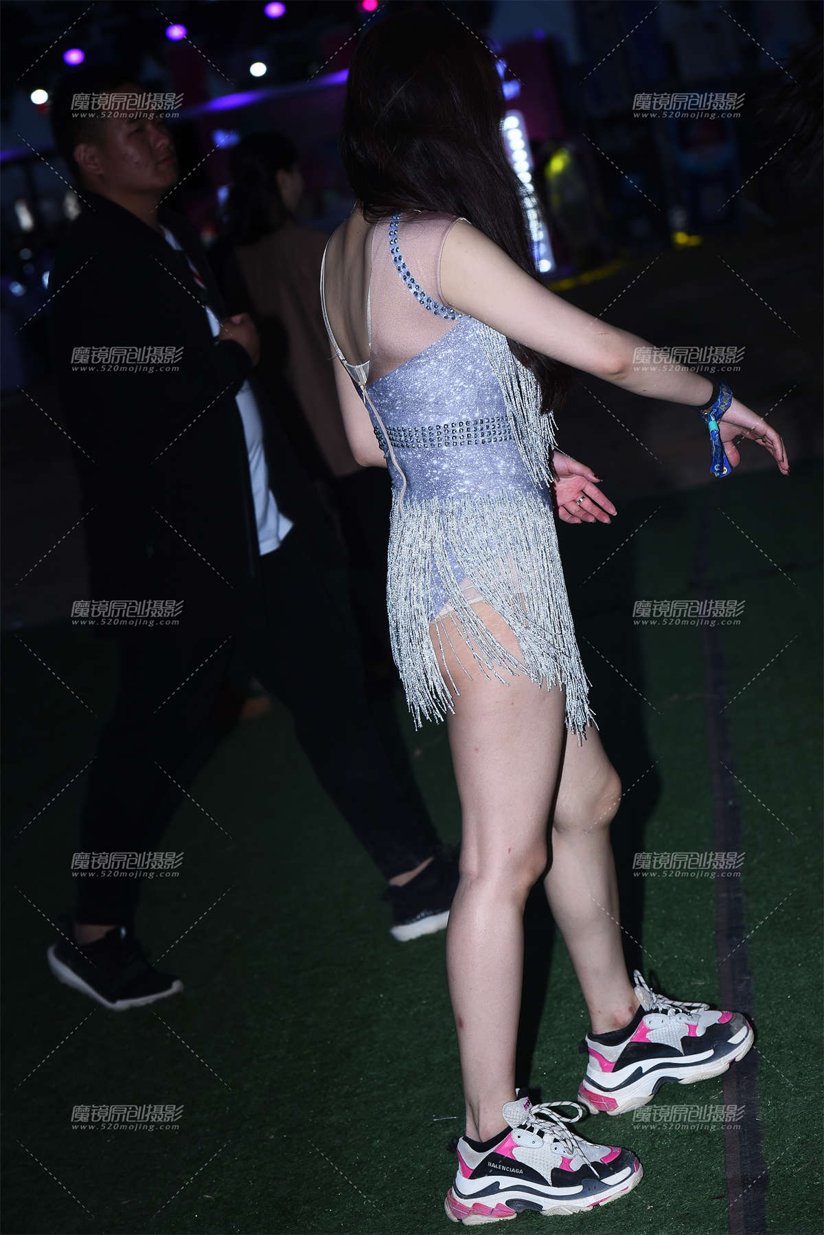 图片[2]-短裙大白腿-日更街拍