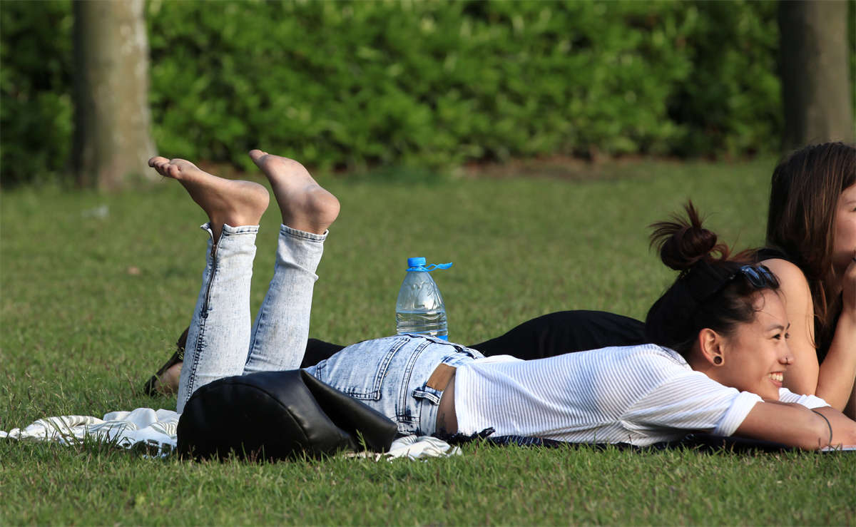 图片[2]-踏青公园街拍系列No.289 中西合璧的校园风-日更街拍