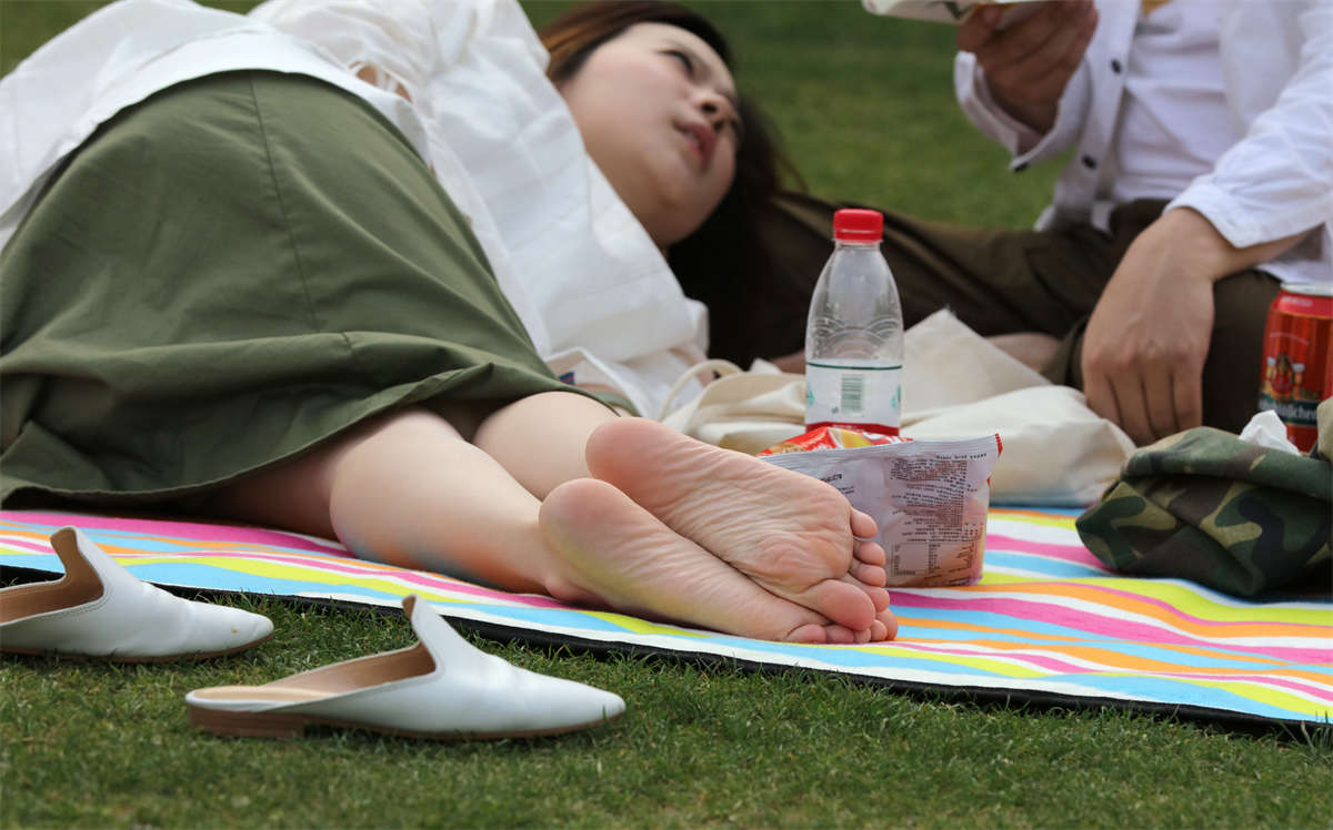 图片[2]-踏青公园街拍系列No.828 雪白的甜美系女人，一双精品美足无可挑剔-日更街拍