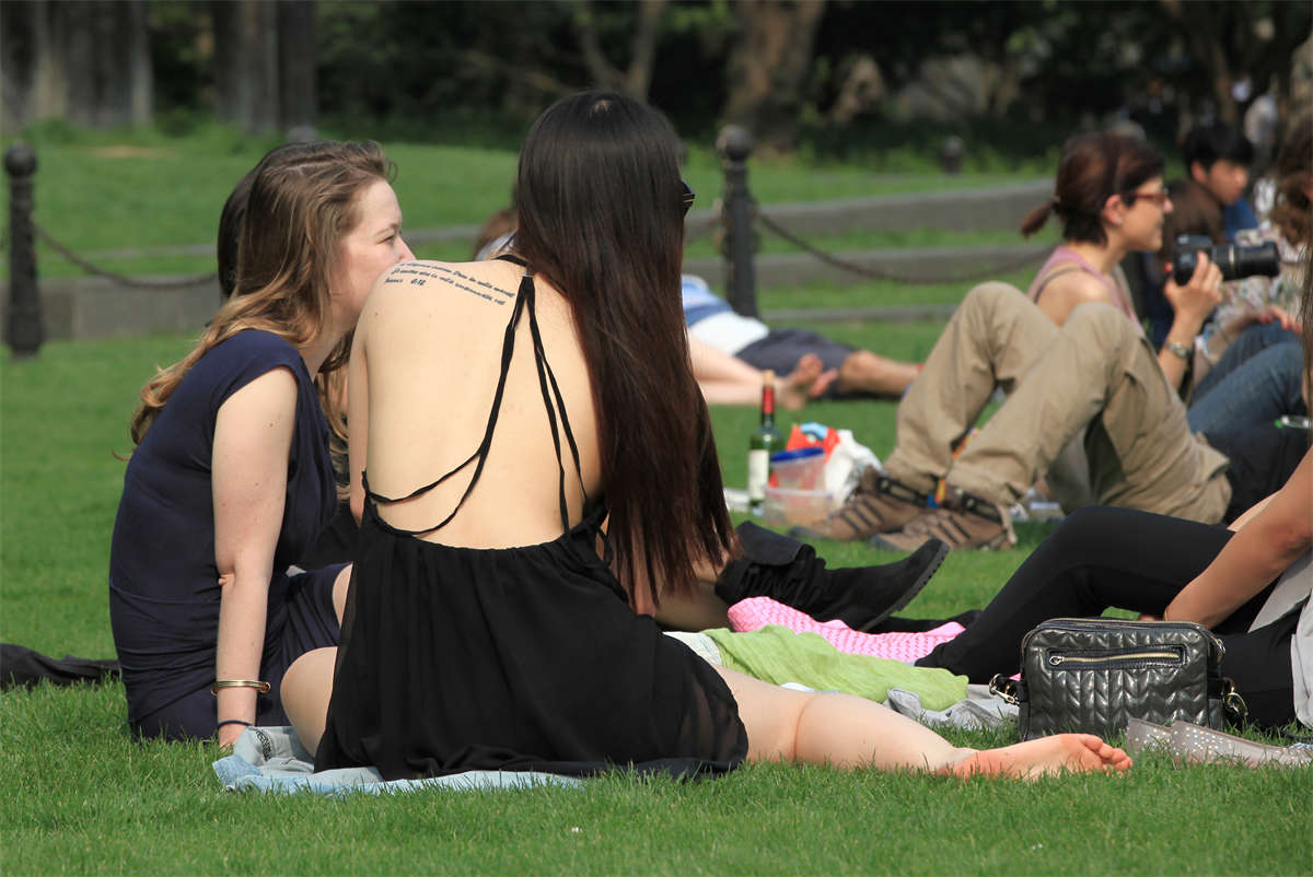 图片[2]-踏青公园街拍系列No.1603 略显丰满的妹子就是胜在敢露-日更街拍