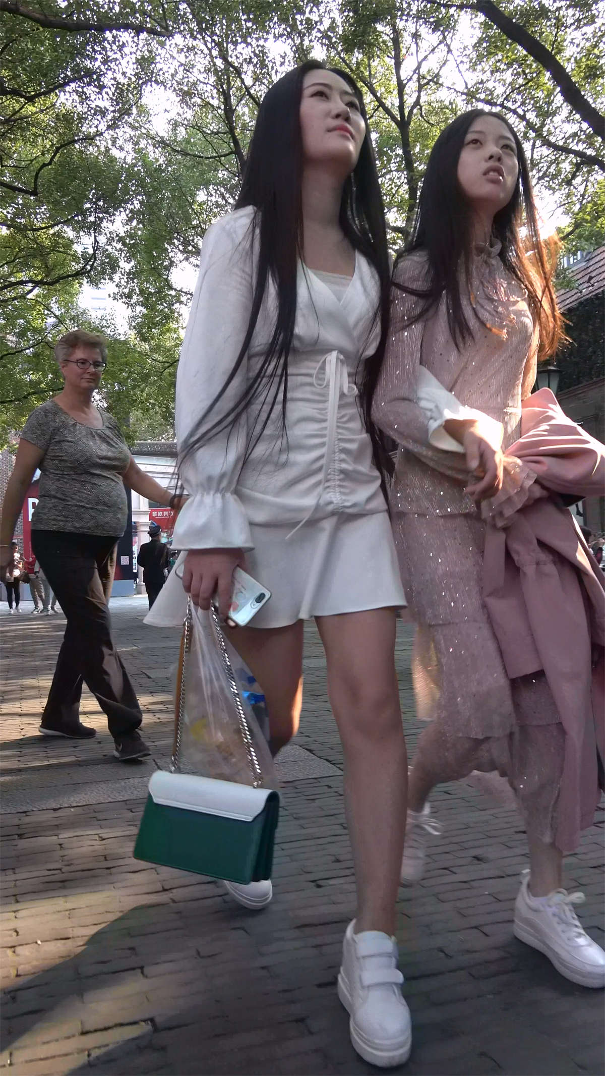 图片[2]-白色连衣裙MM秀发很长-日更街拍