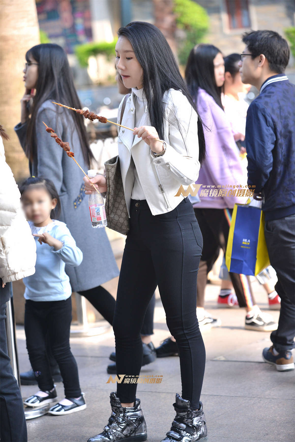 紧黑裤街拍-日更街拍