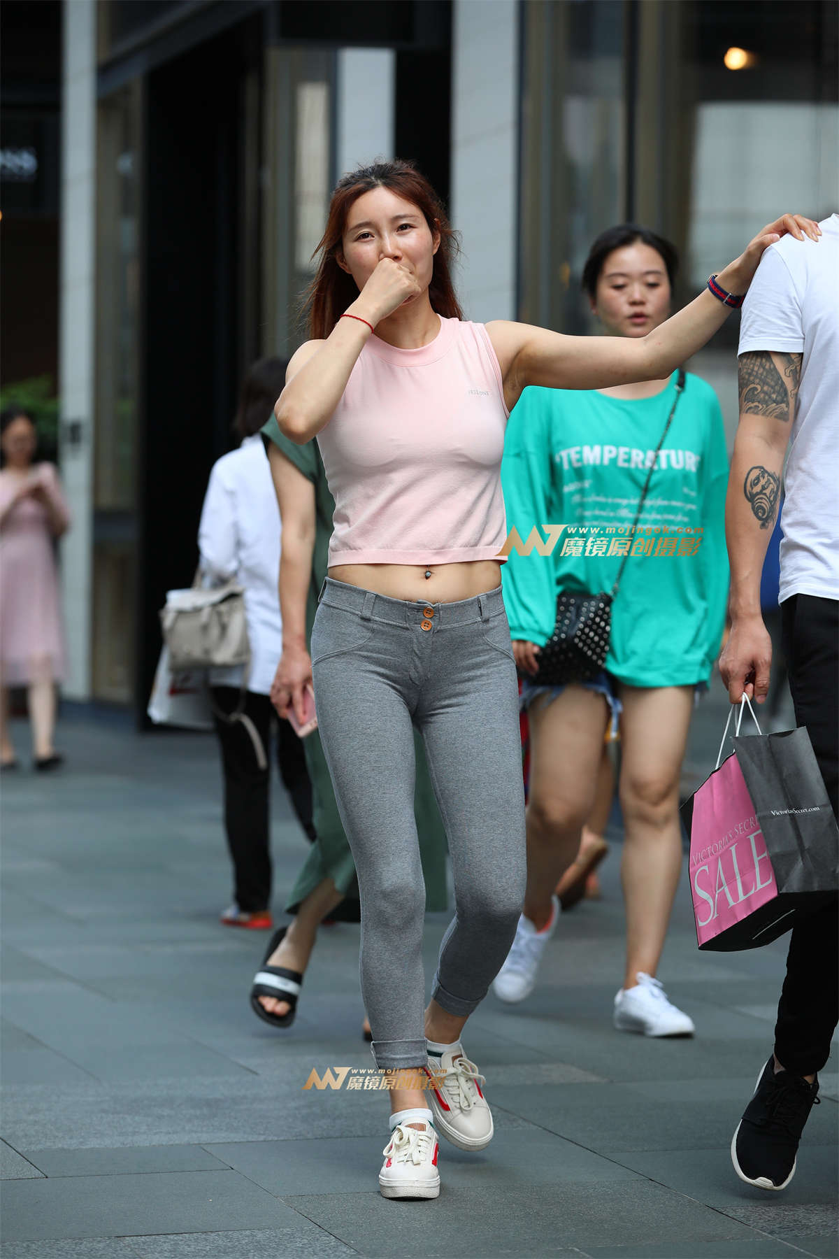 【视觉冲击赛帖】蜜桃裤总是这么的性感-日更街拍