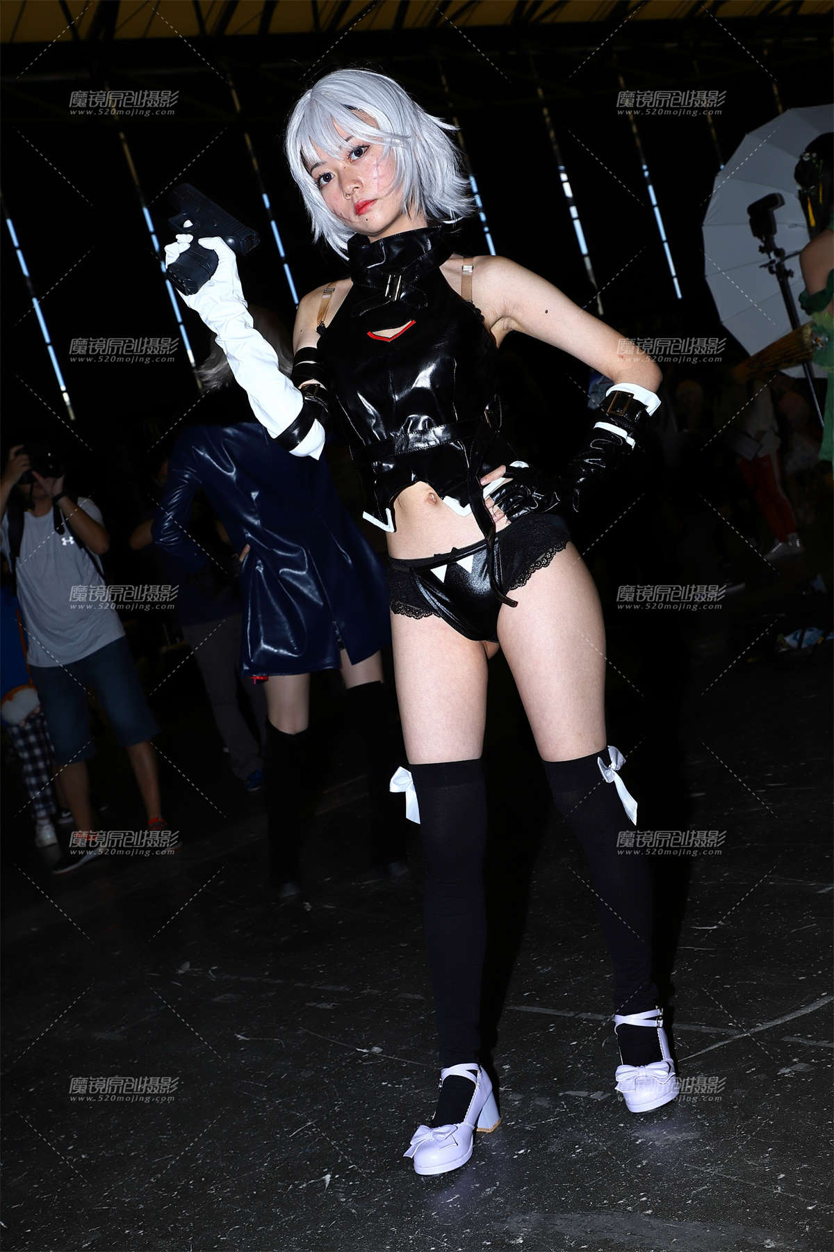 黑色紧身皮衣短裤 coser-日更街拍