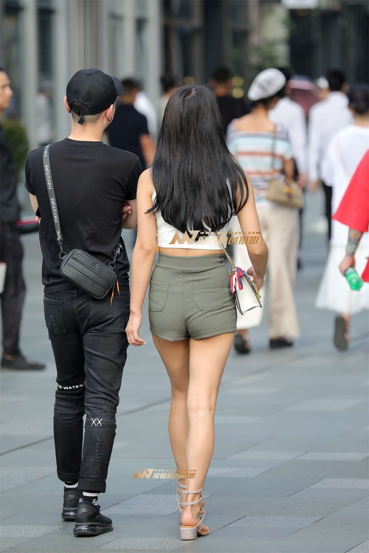 图片[2]-【凯恩赛贴】白T热裤-日更街拍