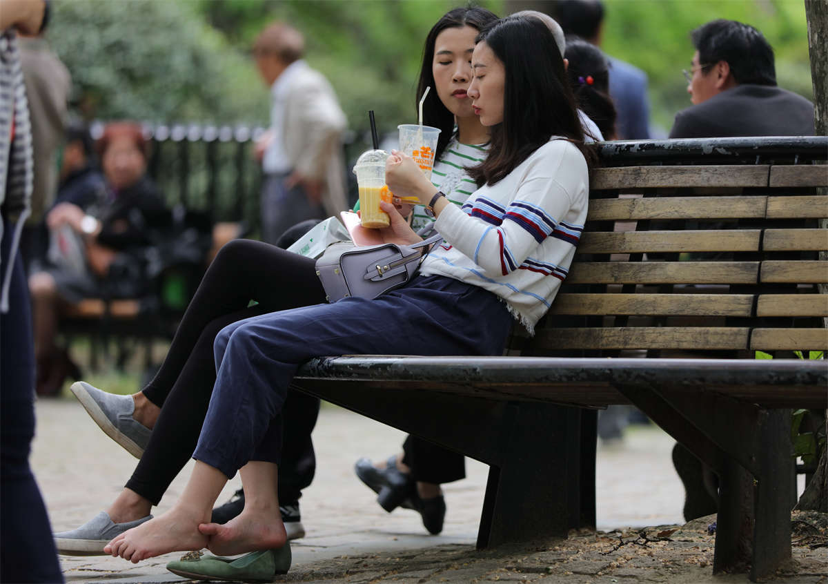 图片[2]-踏青公园街拍系列No.290 姑娘长椅脱鞋玩脚，直至露出粉嫩足底-日更街拍