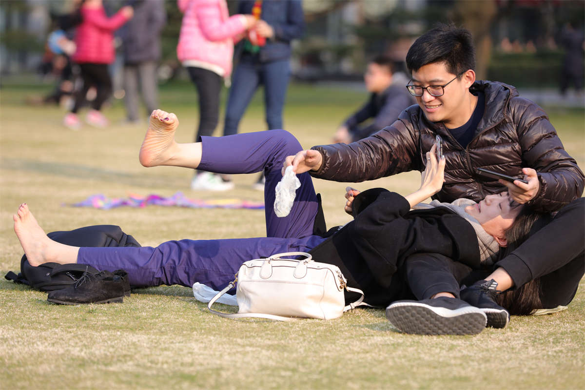 图片[2]-踏青公园街拍系列No.829 青春女孩冷不防在还是冬装紧裹的初春送上一顿暴爽的玉足大餐 第1套-日更街拍