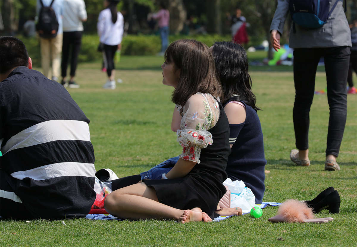 图片[2]-踏青公园街拍系列No.1604 白晰漂亮的学妹身着短裙，坐下就不敢乱动-日更街拍