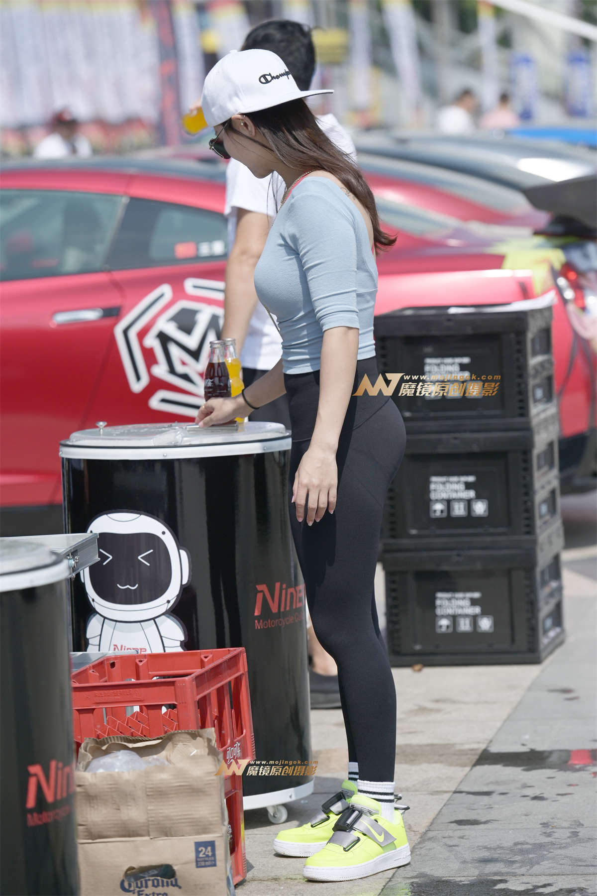 卖饮料的美女-日更街拍