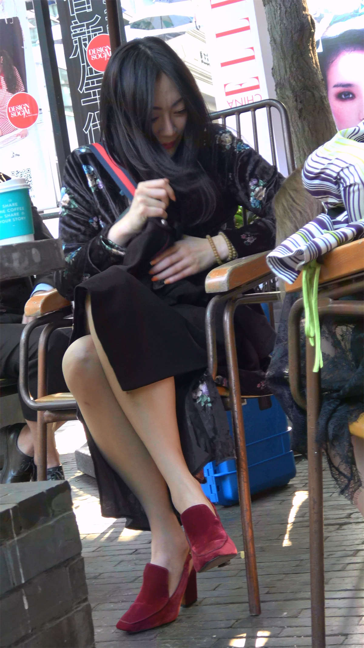 身材超级棒的两位御姐型美女-日更街拍