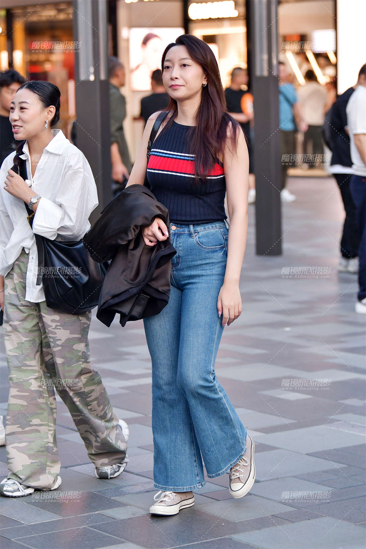 ★微微丰腴牛仔裤美女-日更街拍