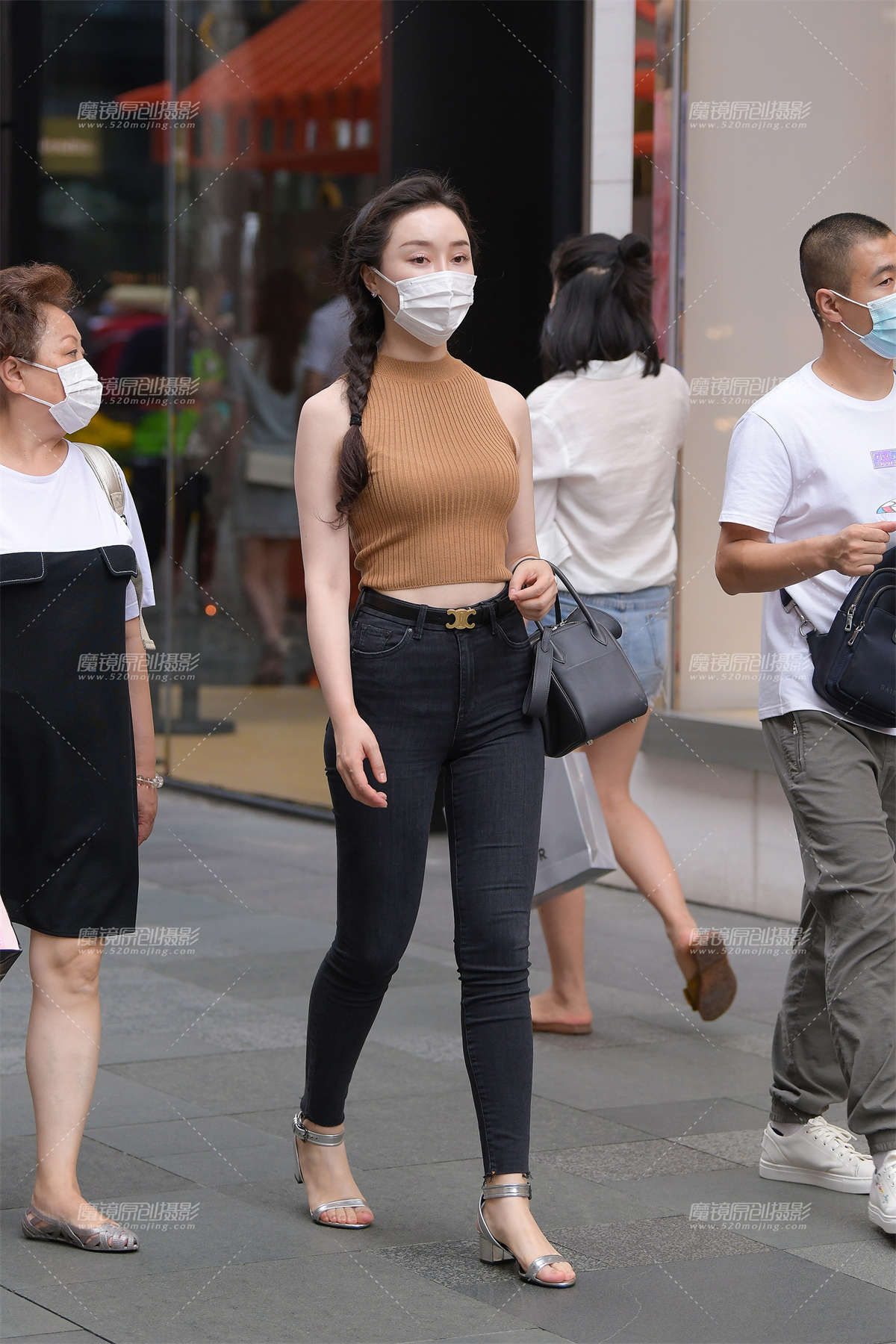 满分的紧牛美女-日更街拍