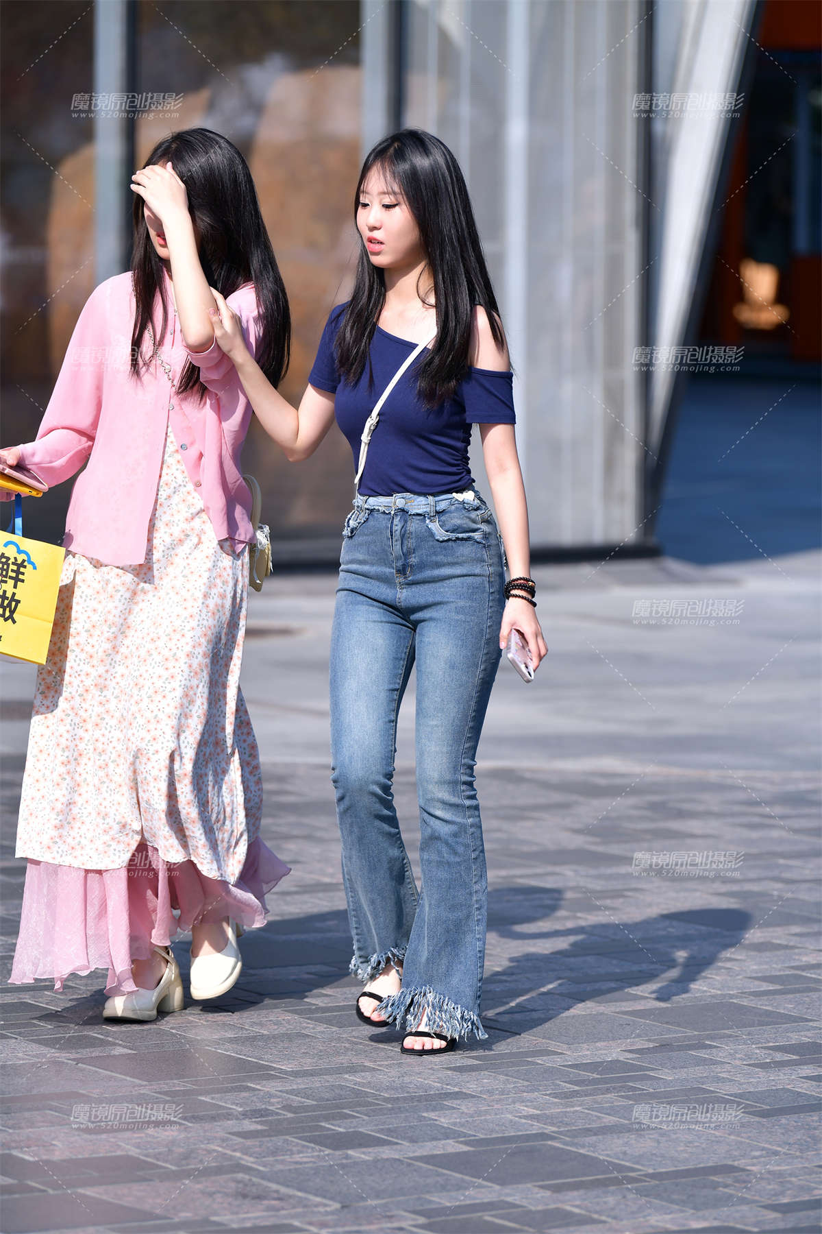 ★搭讪牛仔裤活泼小美女-日更街拍