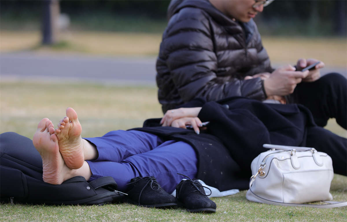 踏青公园街拍系列No.830 青春女孩冷不防在还是冬装紧裹的初春送上一顿暴爽的玉足大餐 第3套-日更街拍
