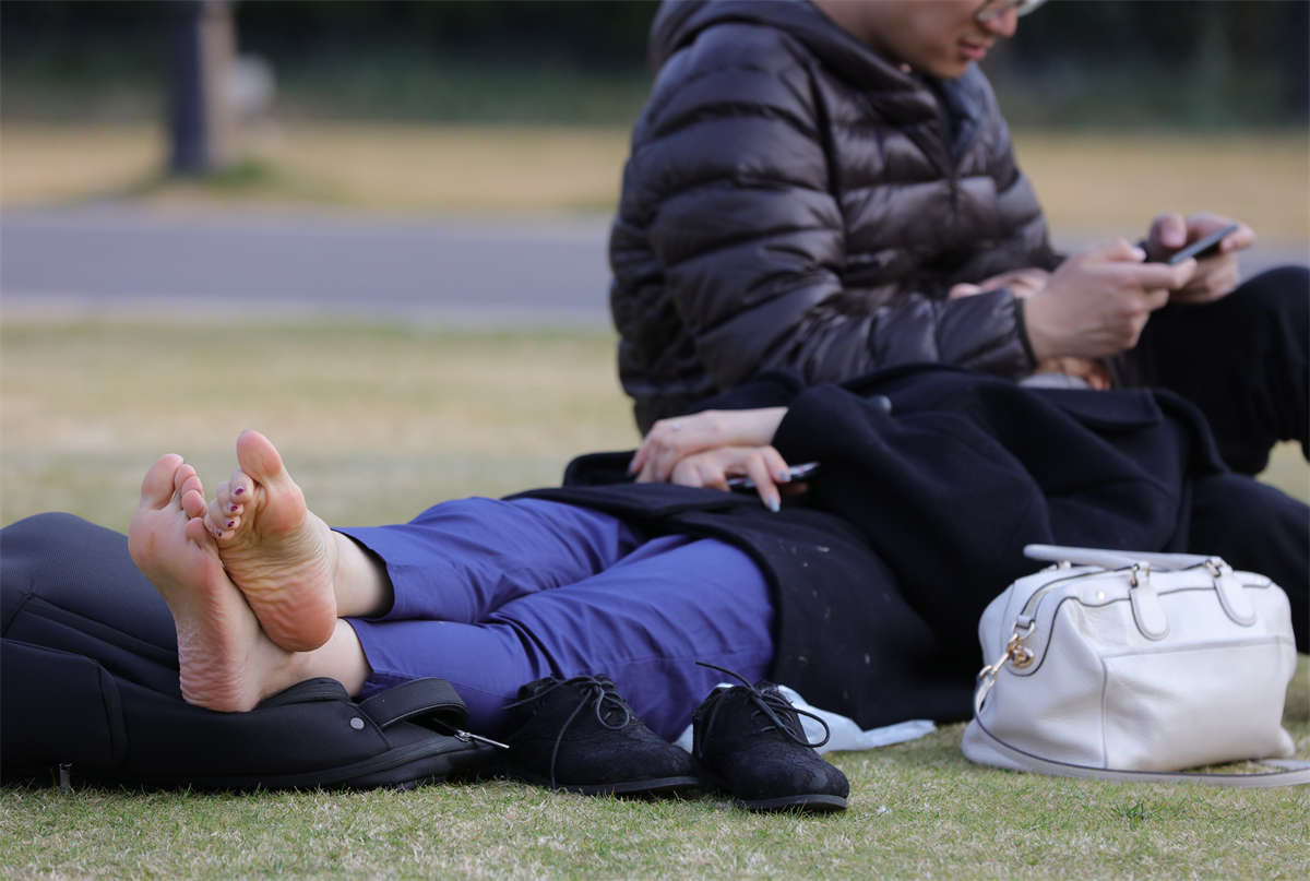 图片[2]-踏青公园街拍系列No.830 青春女孩冷不防在还是冬装紧裹的初春送上一顿暴爽的玉足大餐 第3套-日更街拍