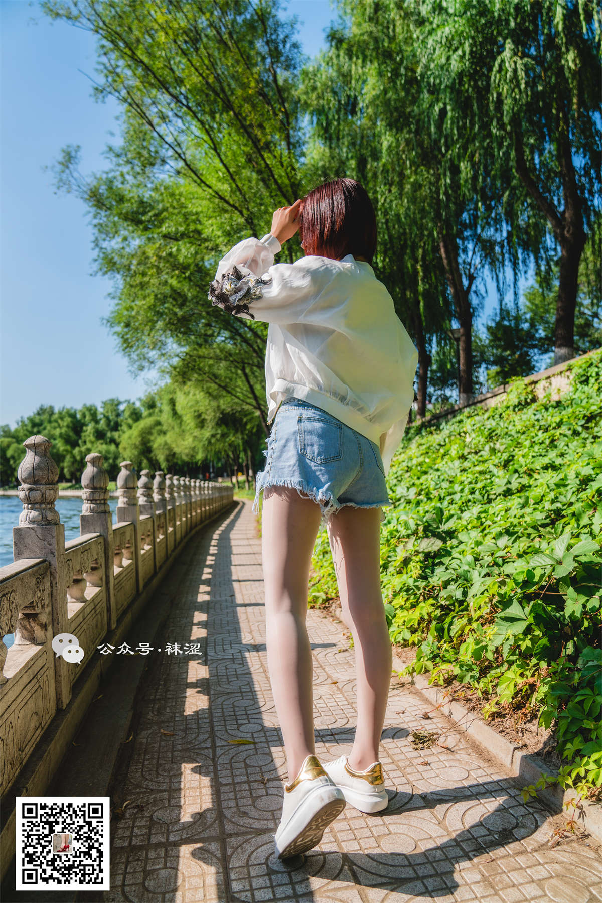 袜涩写真 VOL.010 当穿白丝的妹子遇到大叔-日更街拍