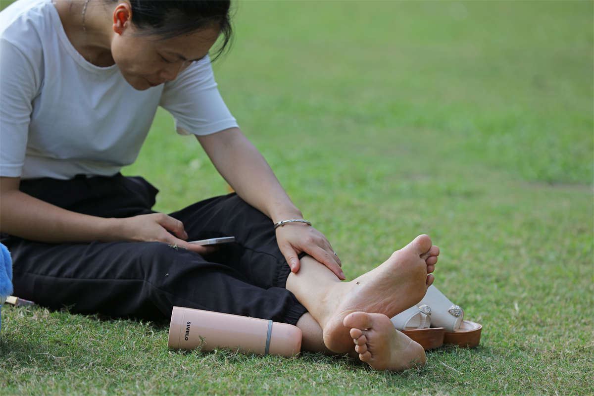 图片[2]-踏青公园街拍系列No.1605 目光冷峻的清秀少妇，一双瘦长美足毫不含糊-日更街拍