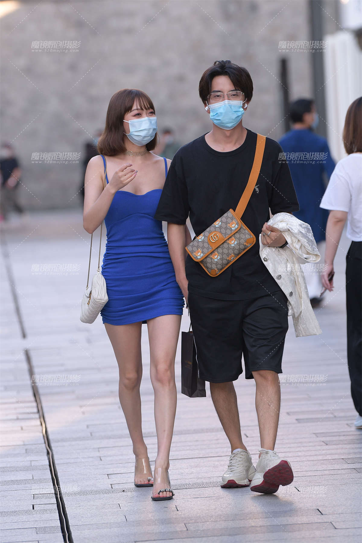 蓝色吊带裙美腿女友-日更街拍