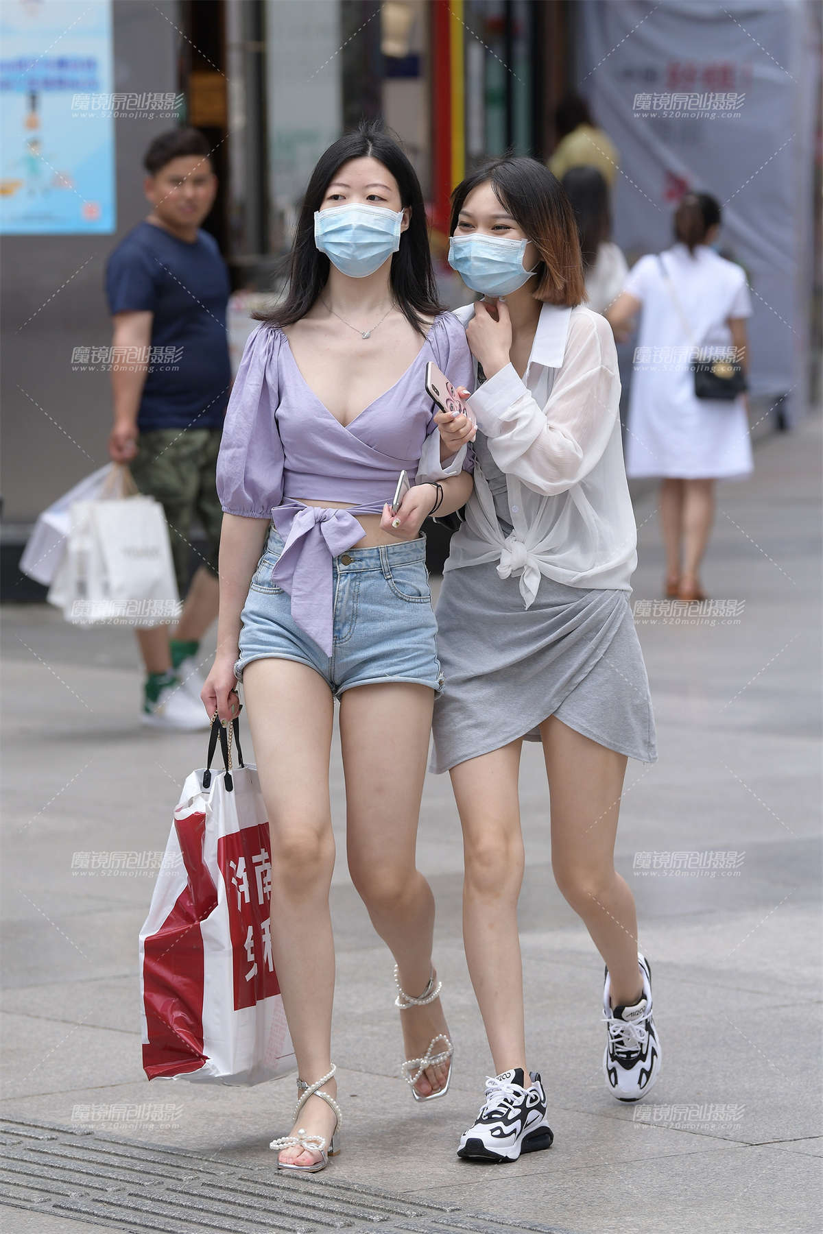 性感的单眼皮热裤女孩-日更街拍