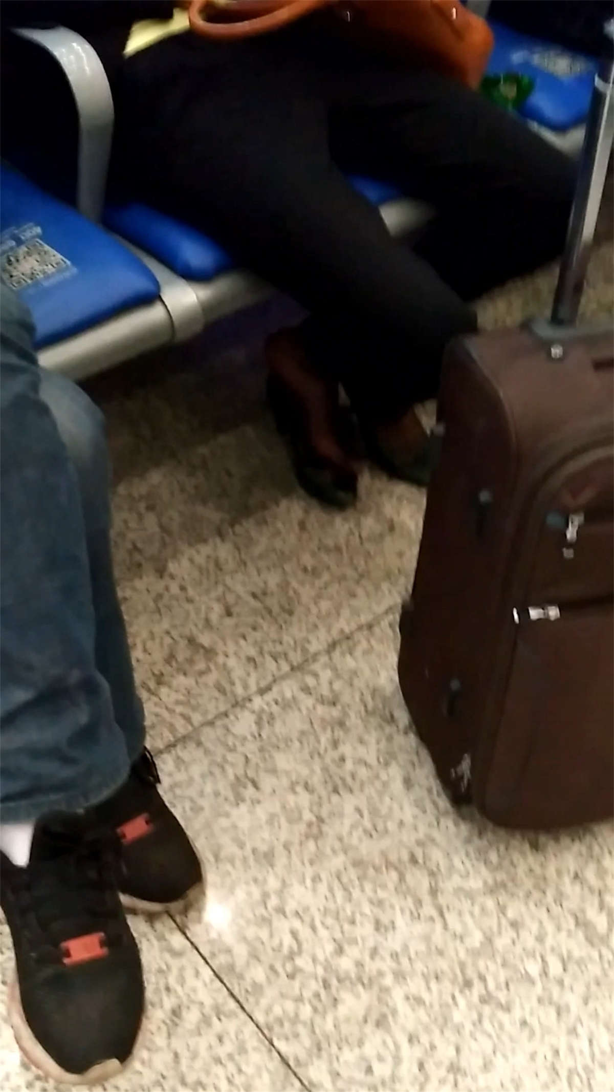 图片[2]-[4K高清视频]候车的短黑丝制服OL脚很不安分-日更街拍