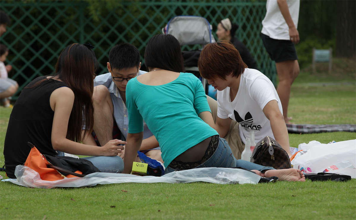 图片[2]-踏青公园街拍系列No.380 街拍有奇迹：黑衣丰胸美人竟出俯卧撑续集-日更街拍