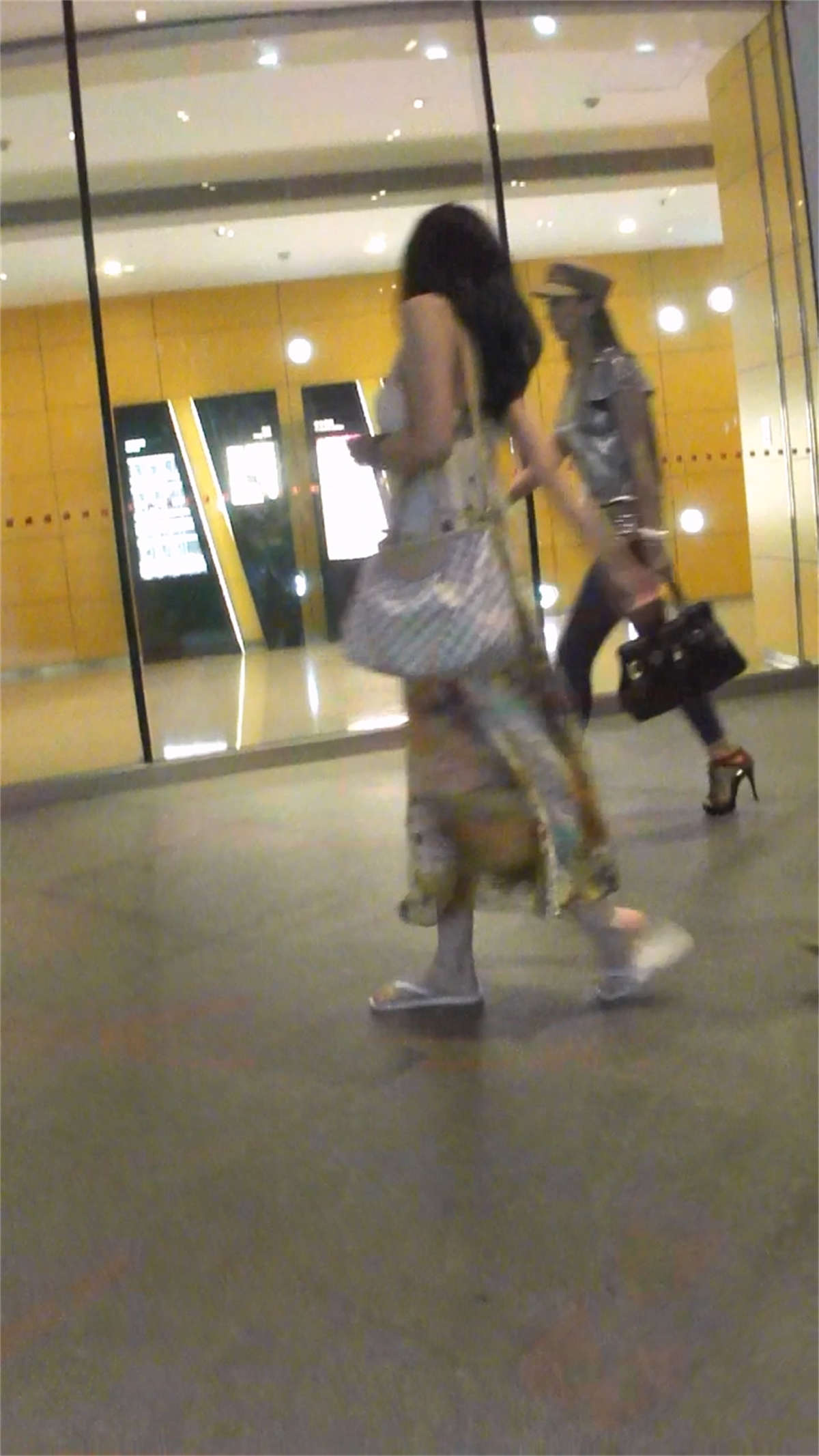 图片[2]-美女的性感蓝色紧身裤-日更街拍