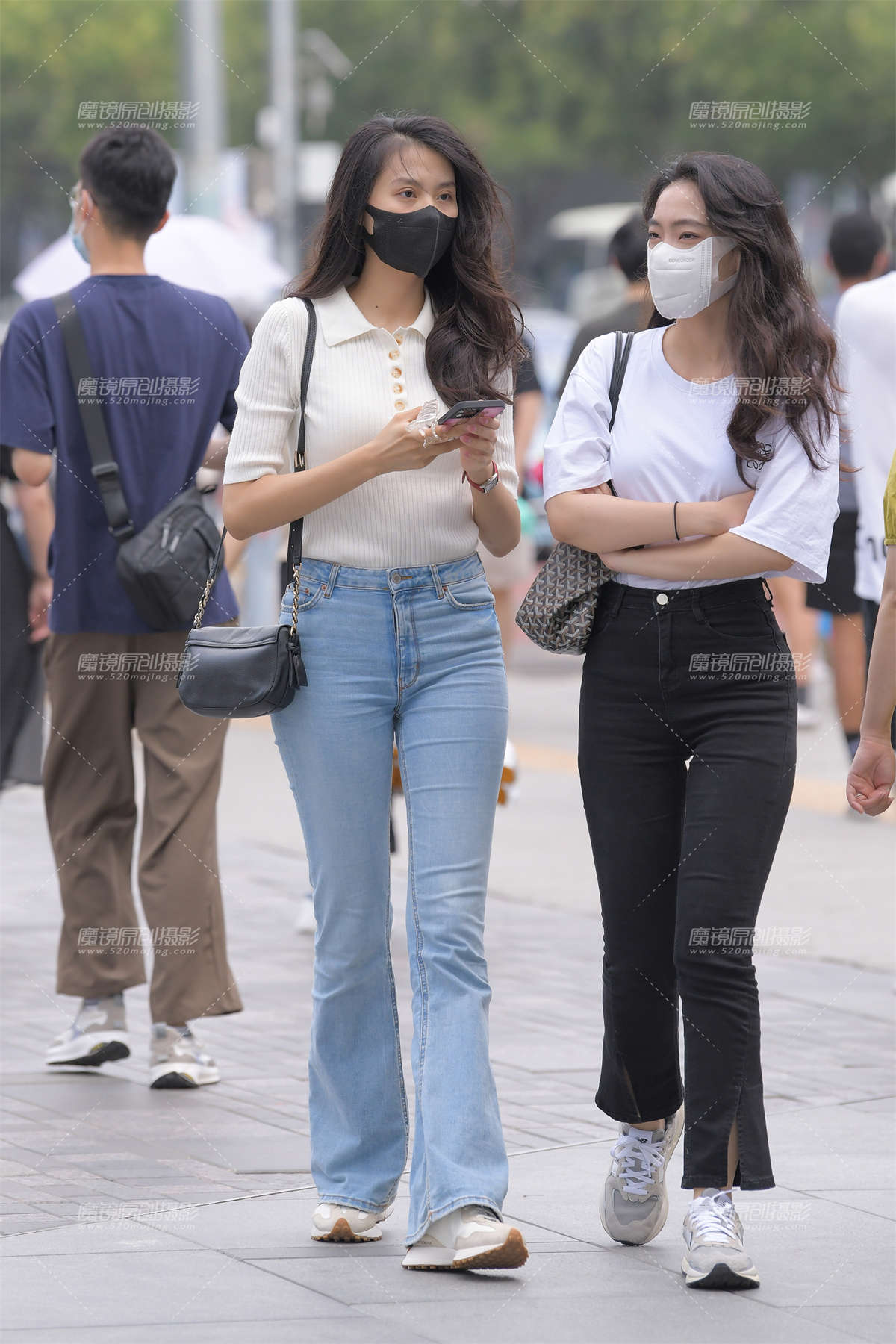 蓝色牛仔裤美女-日更街拍