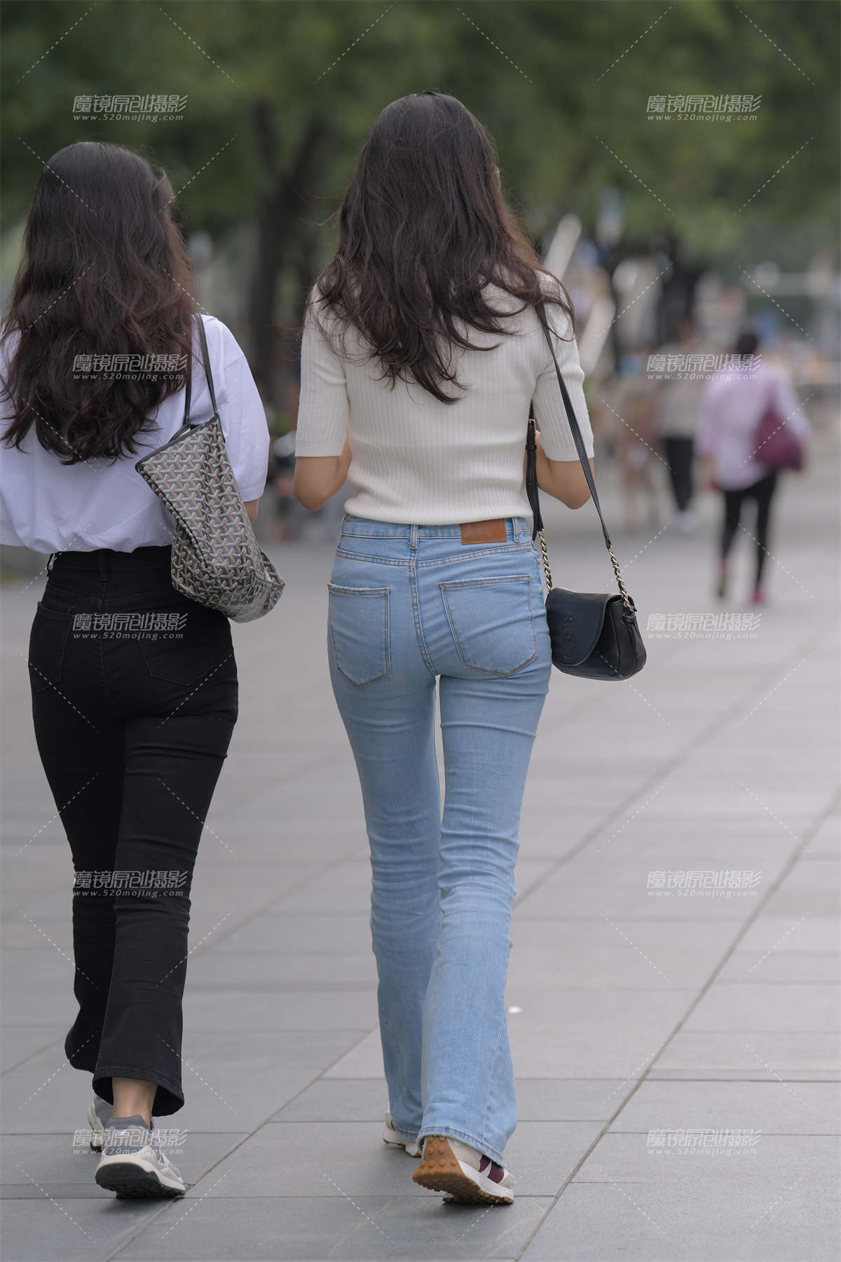 图片[2]-蓝色牛仔裤美女-日更街拍