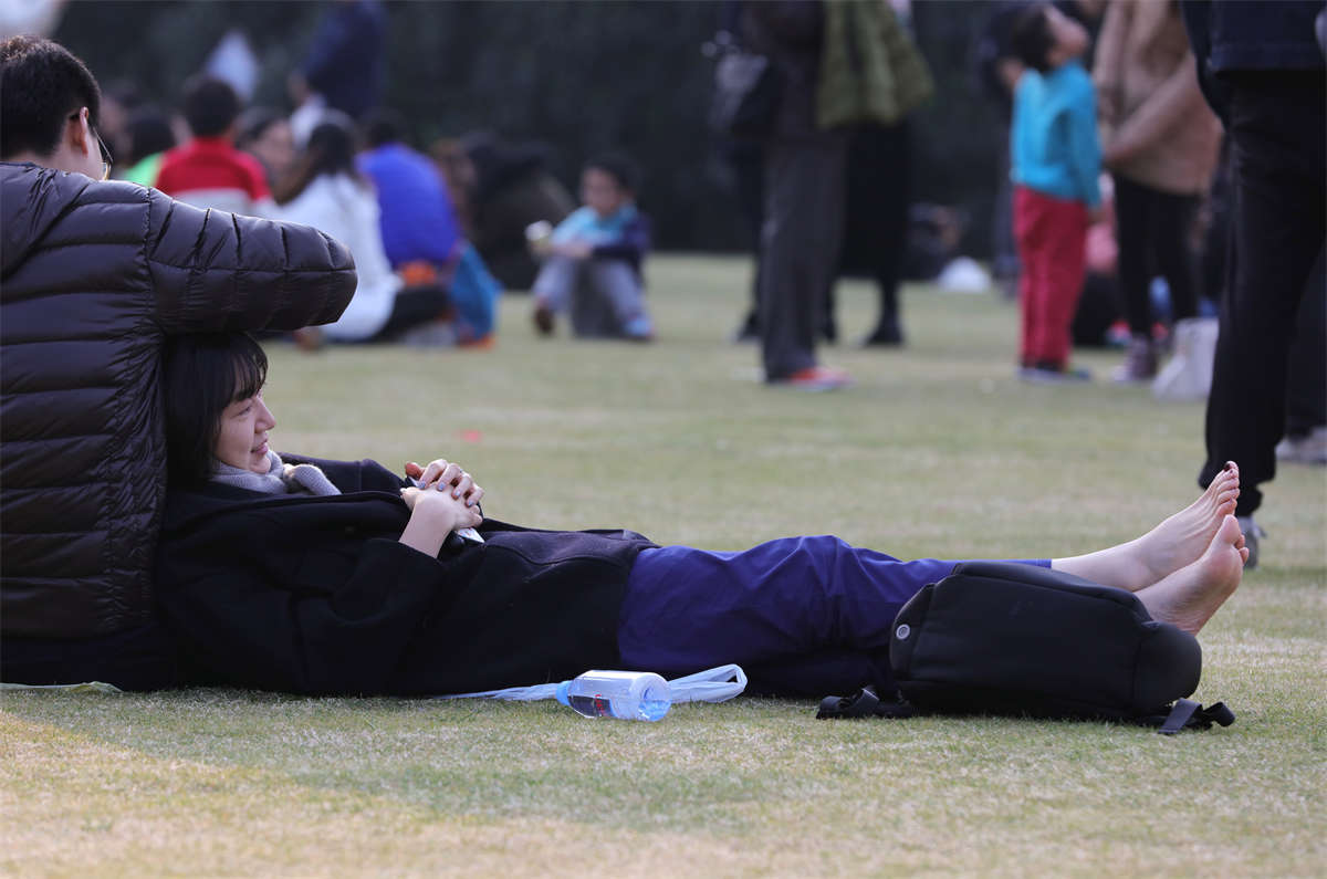 图片[2]-踏青公园街拍系列No.831 青春女孩冷不防在还是冬装紧裹的初春送上一顿暴爽的玉足大餐 第2套-日更街拍