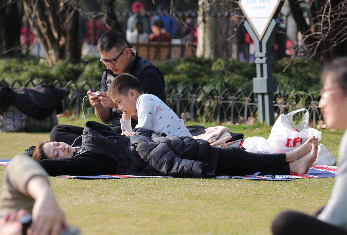 图片[2]-踏青公园街拍系列No.1606 睡着后双眼微睁的少妇，给你看二趾长好脚，还给你看当场穿袜-日更街拍