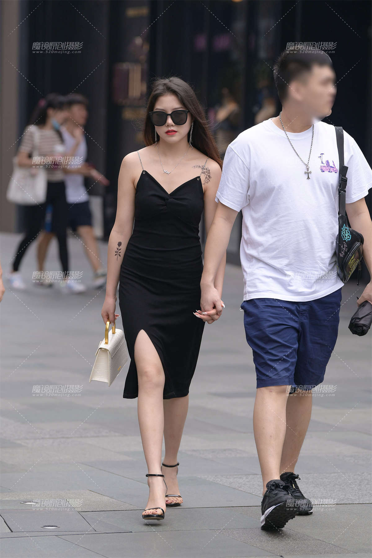 性感的吊带开叉裙美女-日更街拍