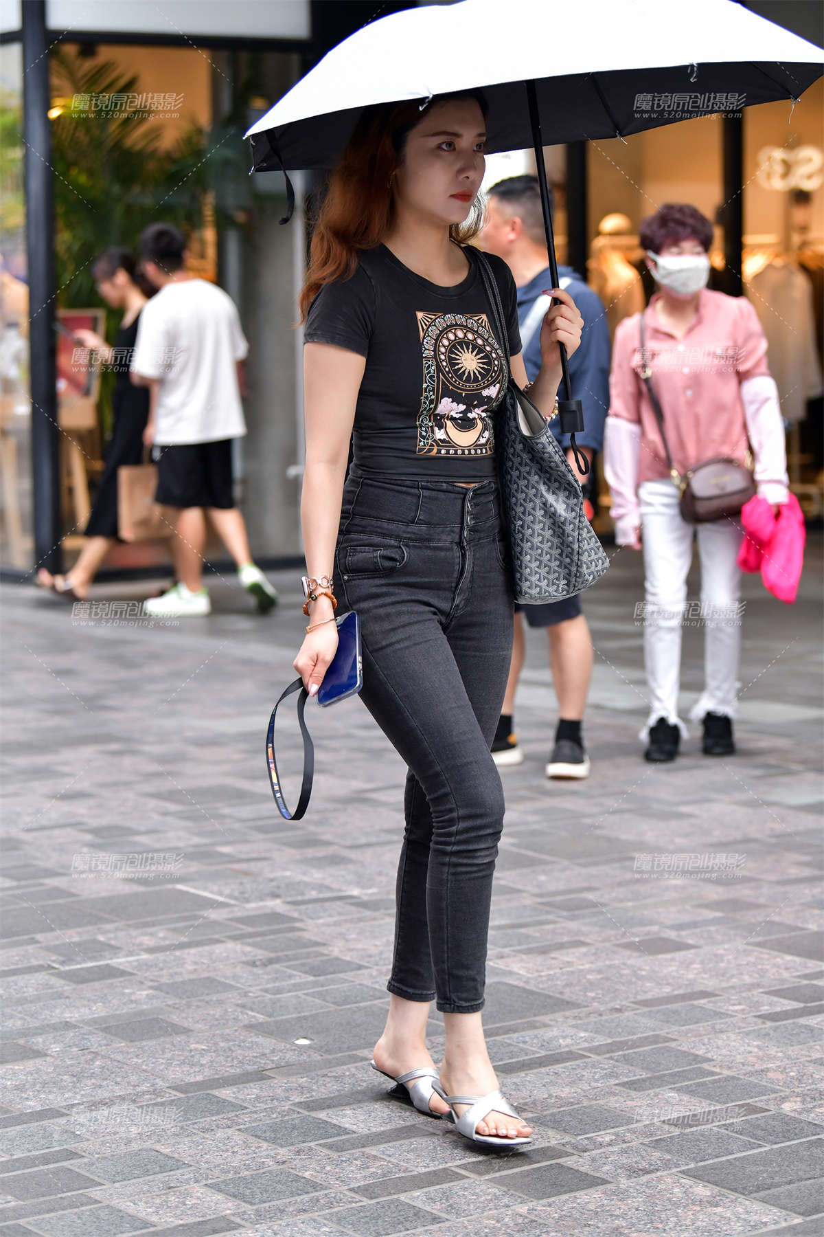 ★银色美甲九分牛仔裤美女-日更街拍