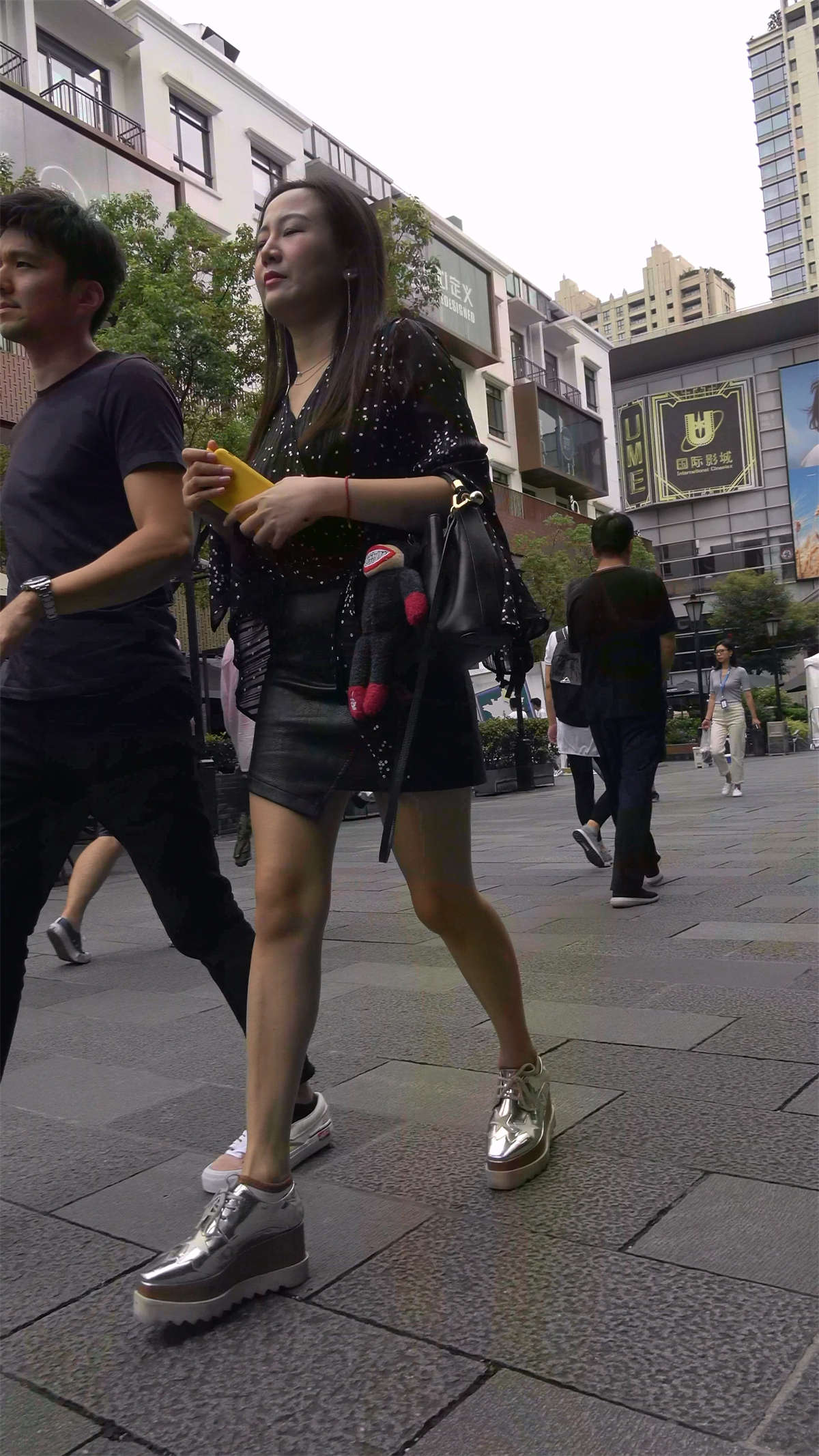 图片[2]-黑色宽松衬衫皮裤MM-日更街拍