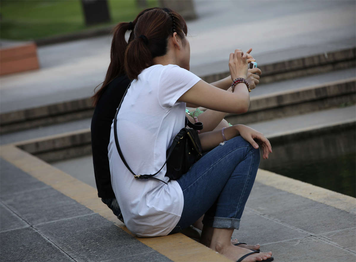 踏青公园街拍系列No.381 2女小憩图-日更街拍
