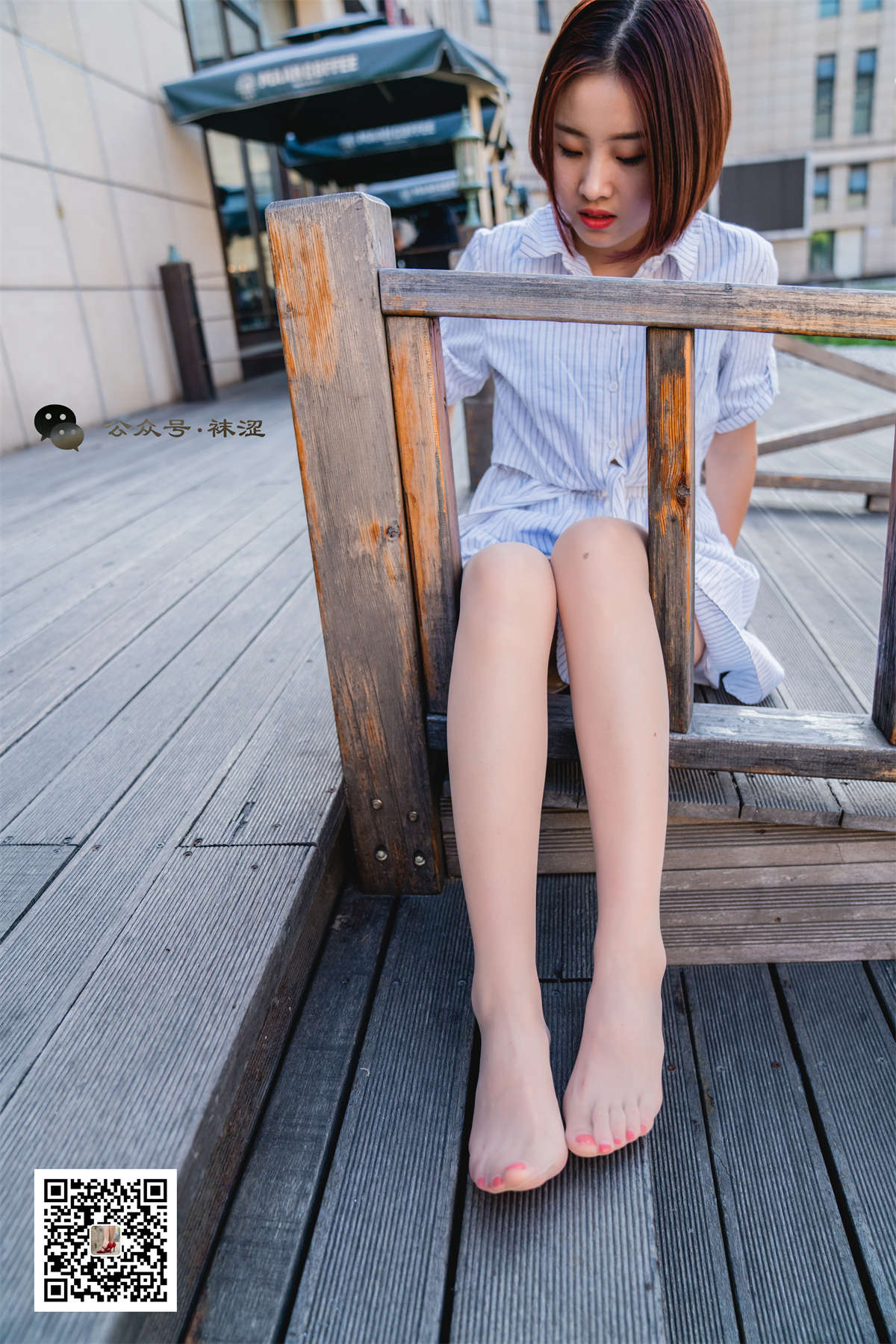 袜涩写真 VOL.011 肉色丝袜白色连衣裙-日更街拍