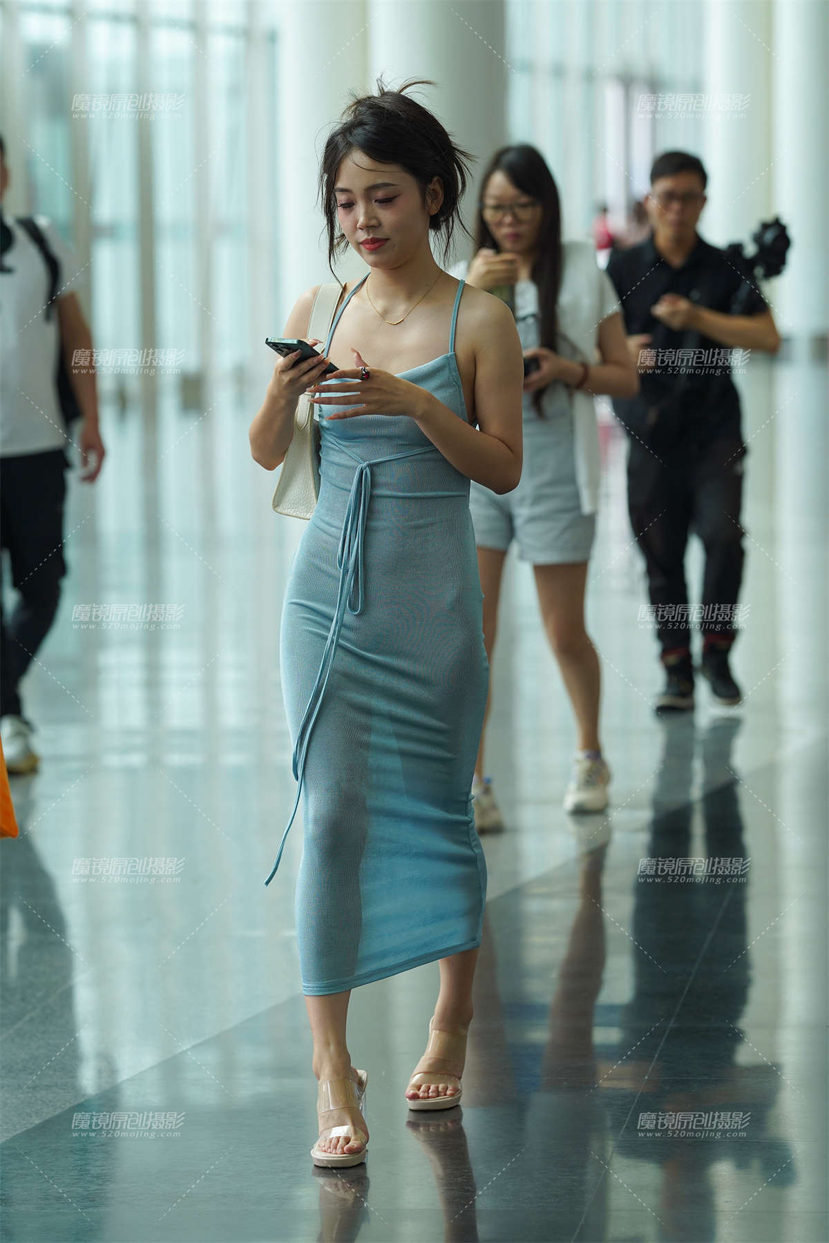 图片[2]-性感露背长裙美女-日更街拍