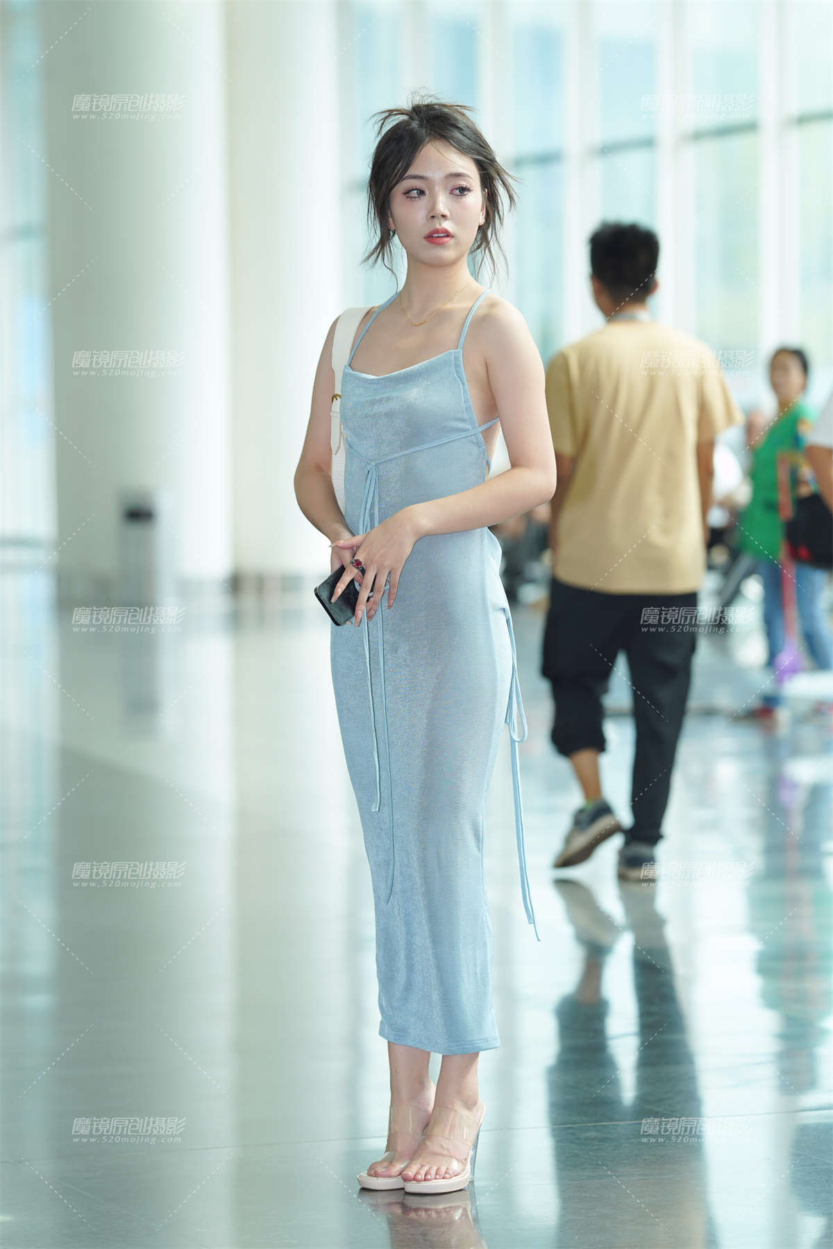 性感露背长裙美女-日更街拍