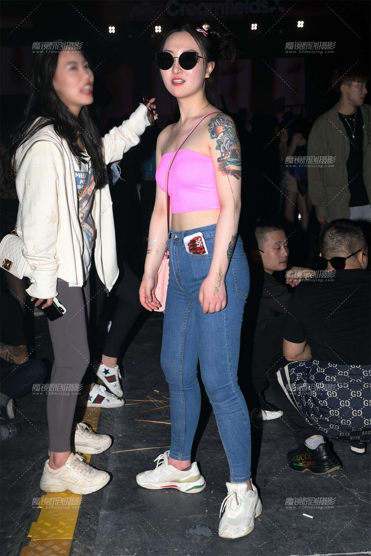 【欧阳幽明赛帖】包臀紧身牛仔裤美女-日更街拍