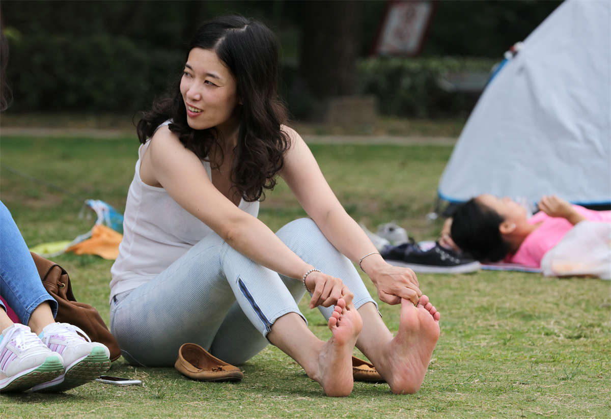 踏青公园街拍系列No.832 青春女生掰着脚趾展露足底，你还好意思不看？ 第1套-日更街拍