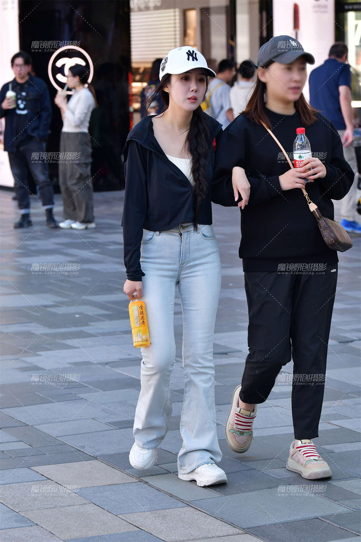 图片[2]-★短衫浅色牛仔裤美女-日更街拍