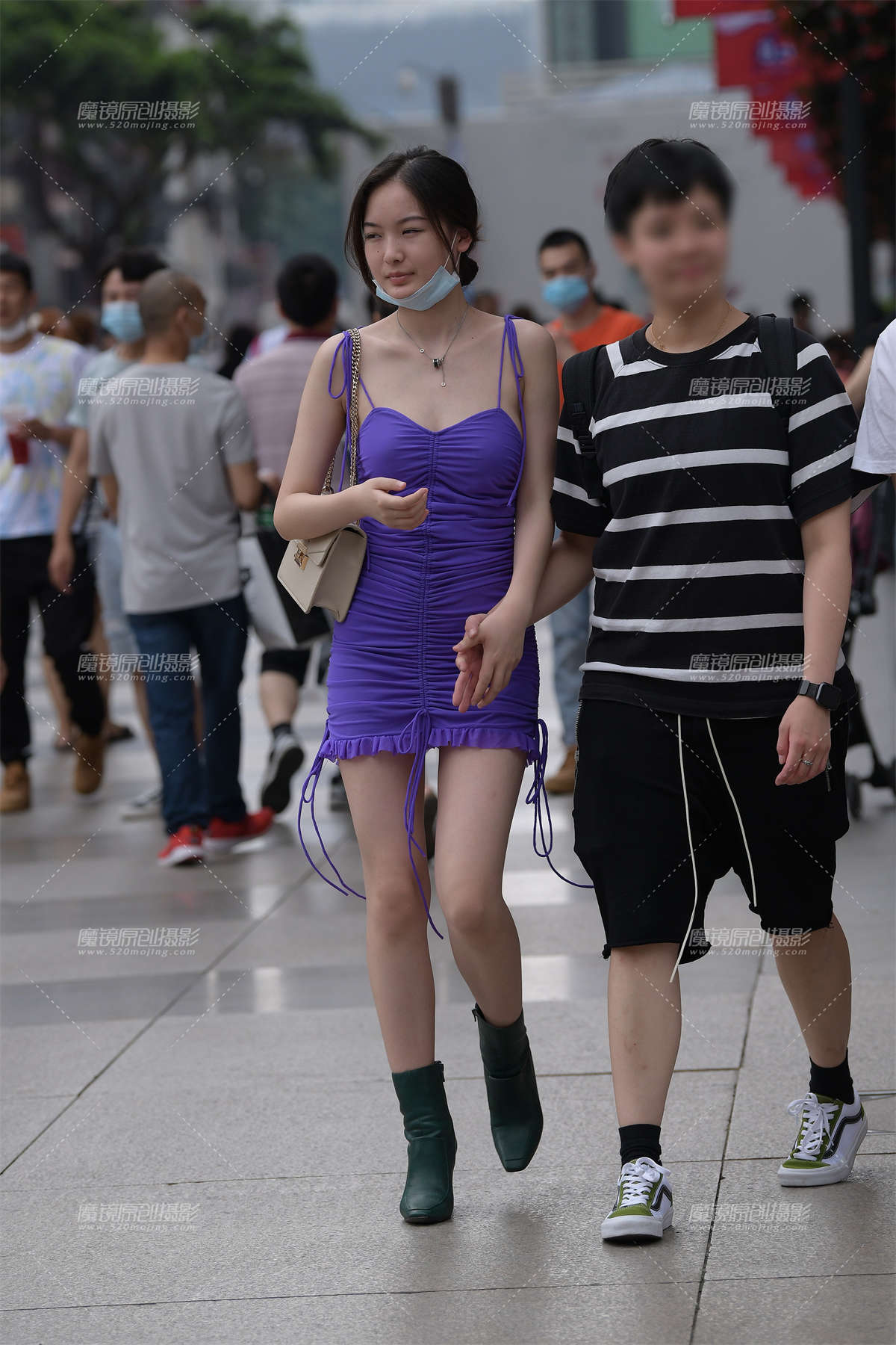 性感的吊带裙美女-日更街拍