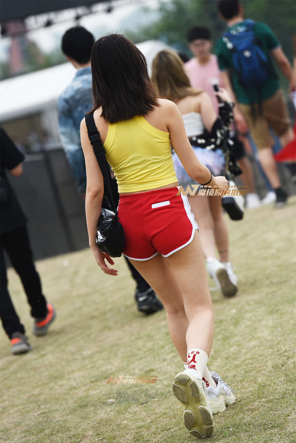 图片[2]-【咔喳赛贴】妹妹你鞋带松了-日更街拍