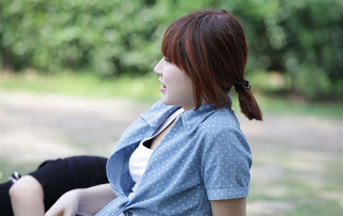 图片[2]-踏青公园街拍系列No.382 洁白柔顺，不愧为嫩到出水的少女玉足-日更街拍